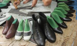 Menyelesaikan Pembuatan Sepatu & Sendal Kulit