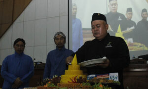 Ketua DPRD, Potong Tumpeng Menandai Hari Jadi Ke-454th Kab. Madiun