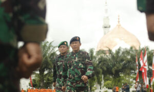 Aster Panglima TNI Meninjau Pasukan
