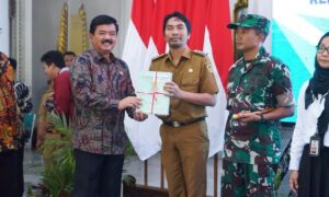 Menteri ATR/BPN, Serahkan 1.407 Sertipikat Untuk Kabupaten Madiun