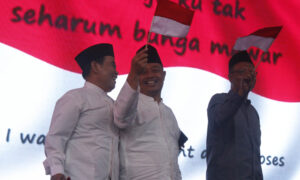 Kibarkan Ribuan Bendera Merah Putih Bersama Gubernur Jawa Timur