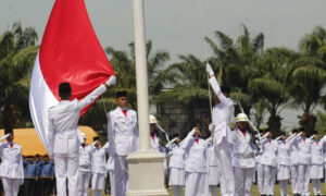 Bendera Merah Putih Berhasil di Kibarkan di Alun-Alun Kota Caruban, Kab. Madiun