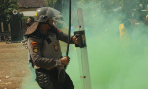 Personel Polri Bubarkan Aksi Massa di KPU