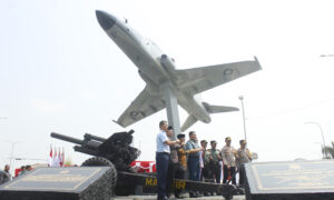 Panglima TNI Meninjau Monumen Pesawat Hawk 202 TT-0229