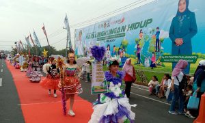 Pecahkan Rekor MURI, 2.296 Peserta Peragakan Busana Daur Ulang Sampah Plastik