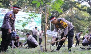 Menjaga Kelestarian Alam, Polres Madiun Tanam Bibit Pohon Produktif