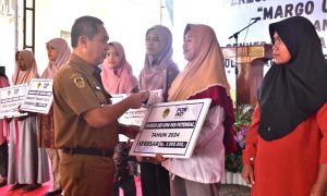 Dinsos Kab. Madiun Salurkan Bantuan DBHCHT kepada Penerima Manfaat