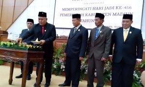 Pimpinan Rapat Paripurna Hari Jadi Kab. Madiun Serahkan Nasi Tumpeng