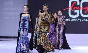Ragam Kreasi Wastra Nusantara Curi Perhatian di Panggung Catwalk Indonesia Fashion Week 2025