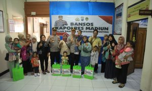 Kapolres Madiun Salurkan Bansos Cegah Stunting