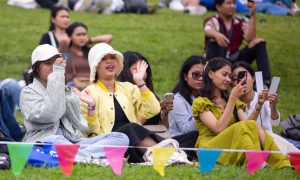 Sunset di Kebun Raya Bogor Phase 2, Hangatnya Pertunjukan Musik dengan Konsep Piknik di Alam