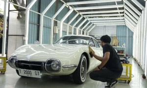 Wamen Ekraf Apresiasi Tuksedo Studio Produksi Ulang Mobil Klasik yang Diminati Dunia