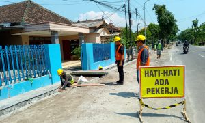Dinas PUPR Kab. Madiun Rehabilitasi Drainase & Pembangunan Talud Jalan Ruas Jiwan - Sambirejo