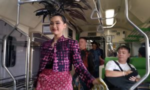 Hari Batik Nasional, KAI Daop 7 Madiun Gelar Fashion Show di Stasiun & Gerbong Kereta