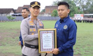 Kapolres Madiun Beri Penghargaan kepada Warga Pendukung Pembangunan SPPG